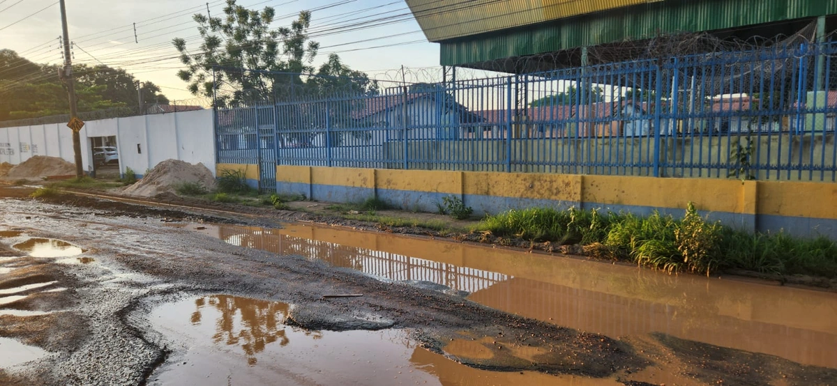 Calçada da Escola Municipal obstruída pra o uso dos pedestres