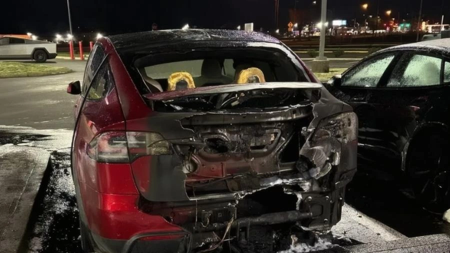 Carros da Tesla incendiados por protestos