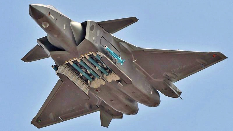 China apresenta caça com IA e míssil hipersônico invisível ao radar