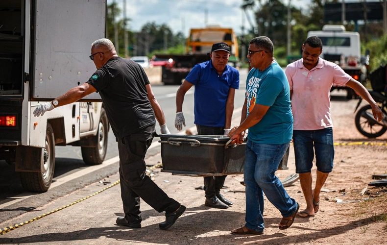 Corpo de Lucas sendo removido pelo IML