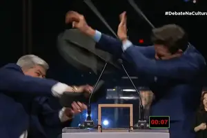 Datena dá cadeirada em Pablo Marçal após ser provocado pelo ex-coach (Foto: Reprodução - 15.set.2024/TV Cultura)