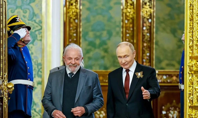 Delegações russas e brasileiras durante a reunião bilateral em Moscou