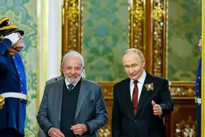 Delegações russas e brasileiras durante a reunião bilateral em Moscou (Foto: Via Planalto / Ricardo Stuckert / PR)