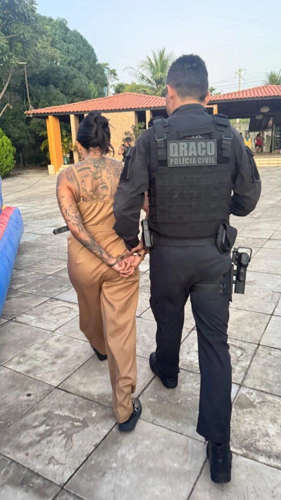 Delegado conduzindo influenciadora presa