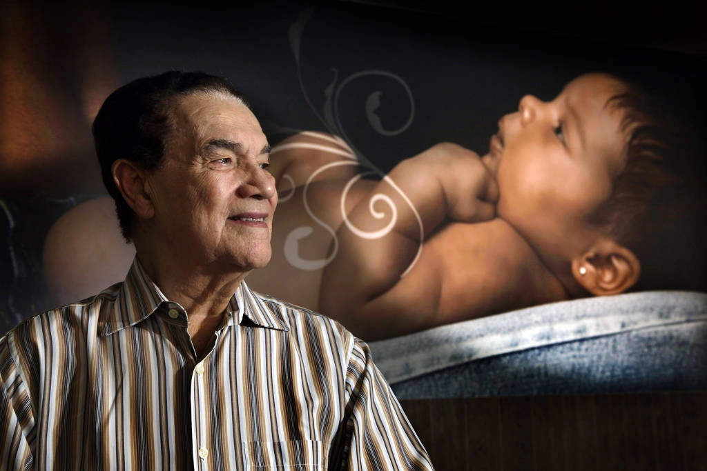 Divaldo Franco posa para foto na sede da Mansão do Caminho, em Salvador, em 2012