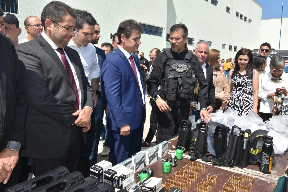 Entrega de armas e equipamentos