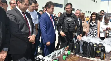 Entrega de armas e equipamentos (Foto: Reprodução)