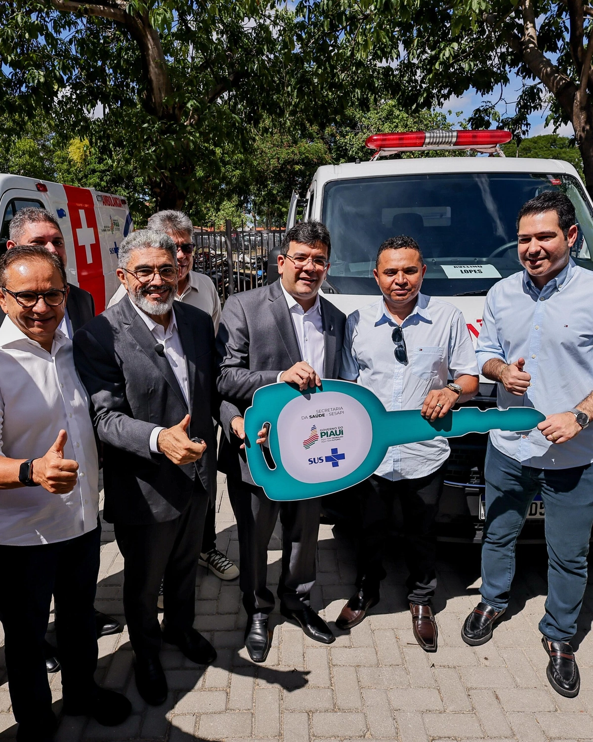 Entrega de novas ambulâncias