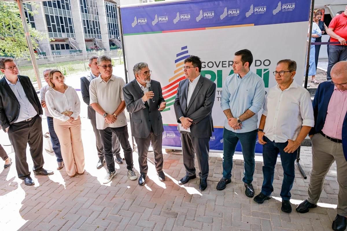 Entrega de novas ambulâncias
