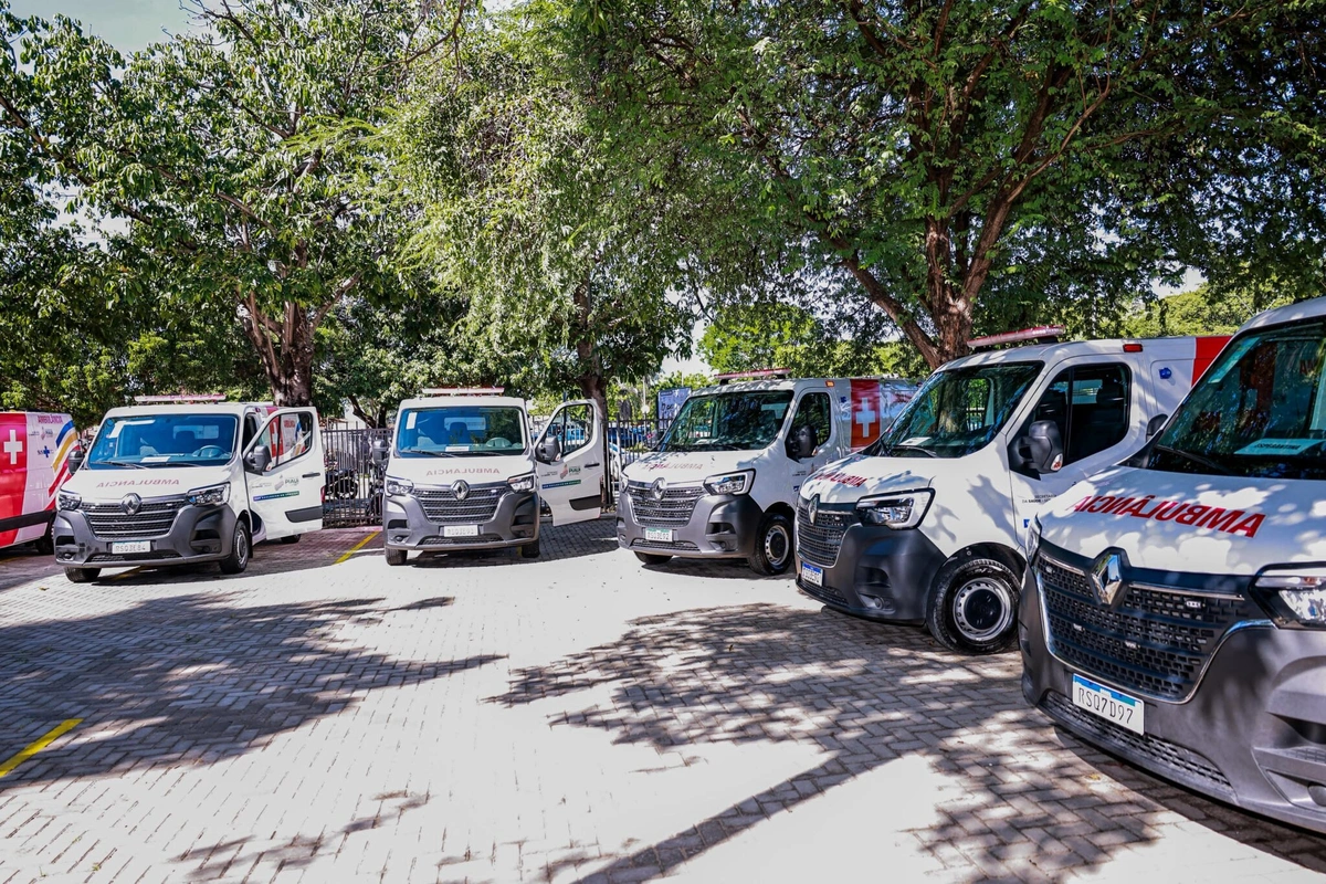 Entrega de novas ambulâncias