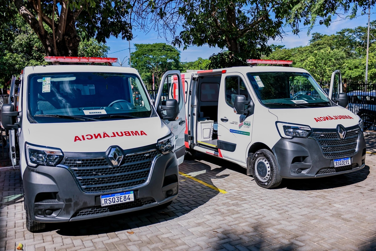 Entrega de novas ambulâncias