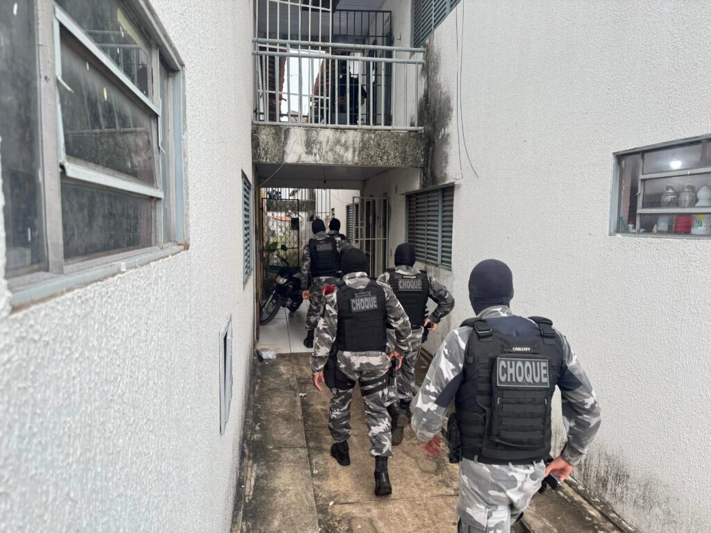 Equipes de policiais no Residencial Torquato Neto