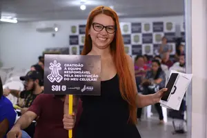 Felicidade de quem recebe de volta o celular (Foto: SSP-PI)