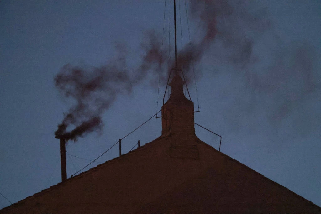 Fumaça preta sai da chaminé da Capela Sistina, no Vaticano