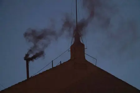 Fumaça preta sai da chaminé da Capela Sistina; ainda não há papa