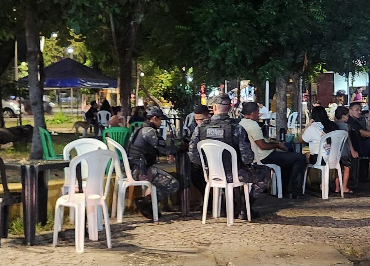 GCMs no Arrumadinho da MOrada do Sol e viatura parada em local proibido
