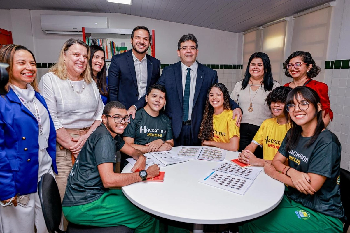 Governador acompanhado do secretário de educação, servidores e alunos