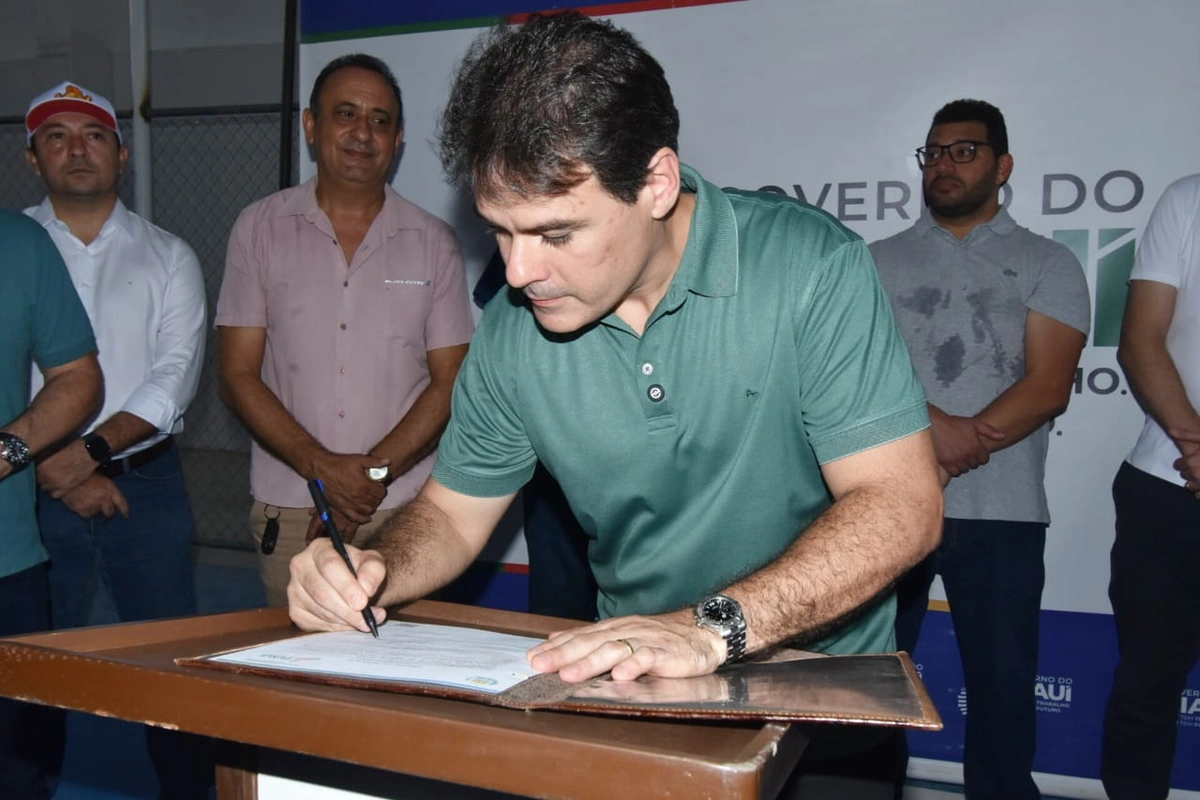 Governador em exercício Severo Eulálio assina ordem de serviço