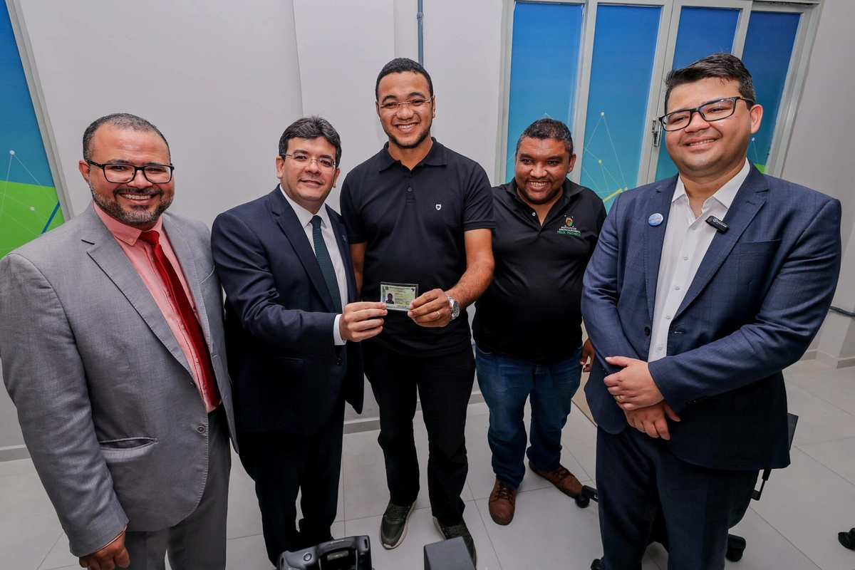 Governador entregando um RG
