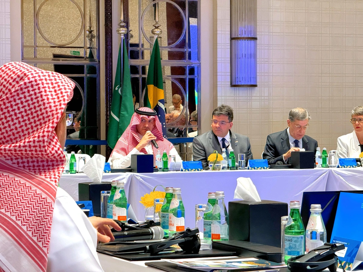 Governador Rafael Fonteles presenteia representante árabe