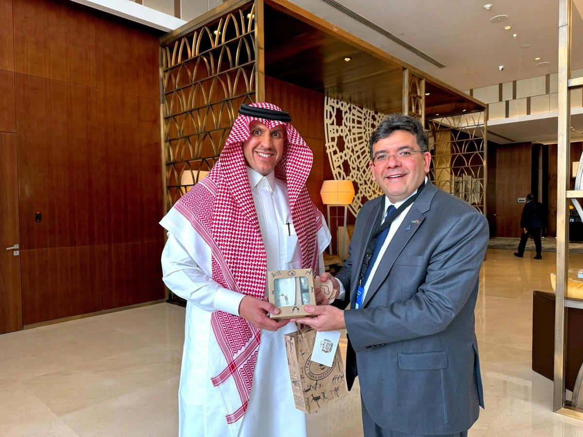 Governador Rafael Fonteles presenteia representante árabe