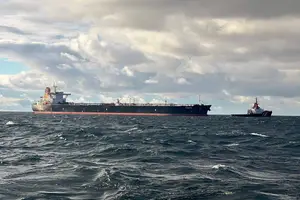 Imagem do Eventin, petroleiro de bandeira panamenha, que faria parte da frota fantasma que transporta petróleo russo e ficou à deriva no começo deste no mar Báltico, sendo conduzido por um rebocador alemão (Foto: Divulgação Comando Central de Emergências Marítimas da Alemanha - 10.jan.25/AFP)