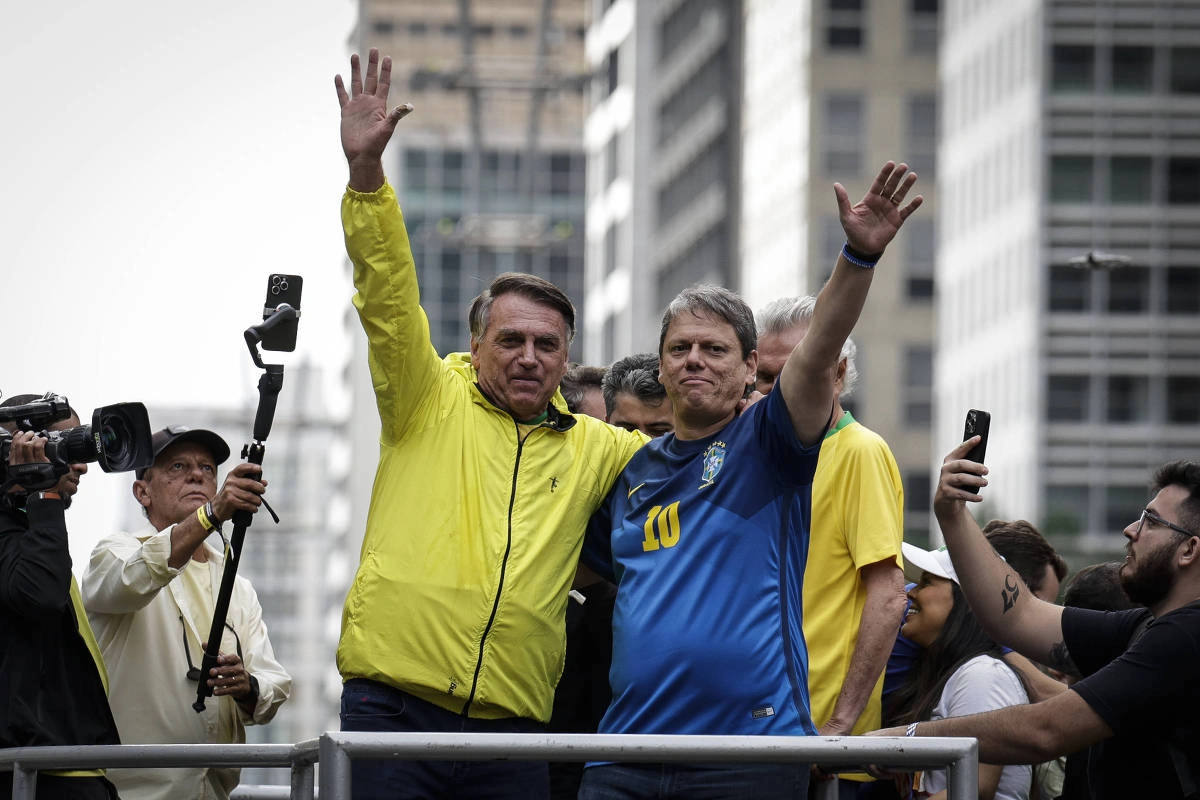 Jair Bolsonaro e Tarcísio de Freitas em ato na avenida Paulista, em SP, pela anistia aos condenados no 8 de Janeiro