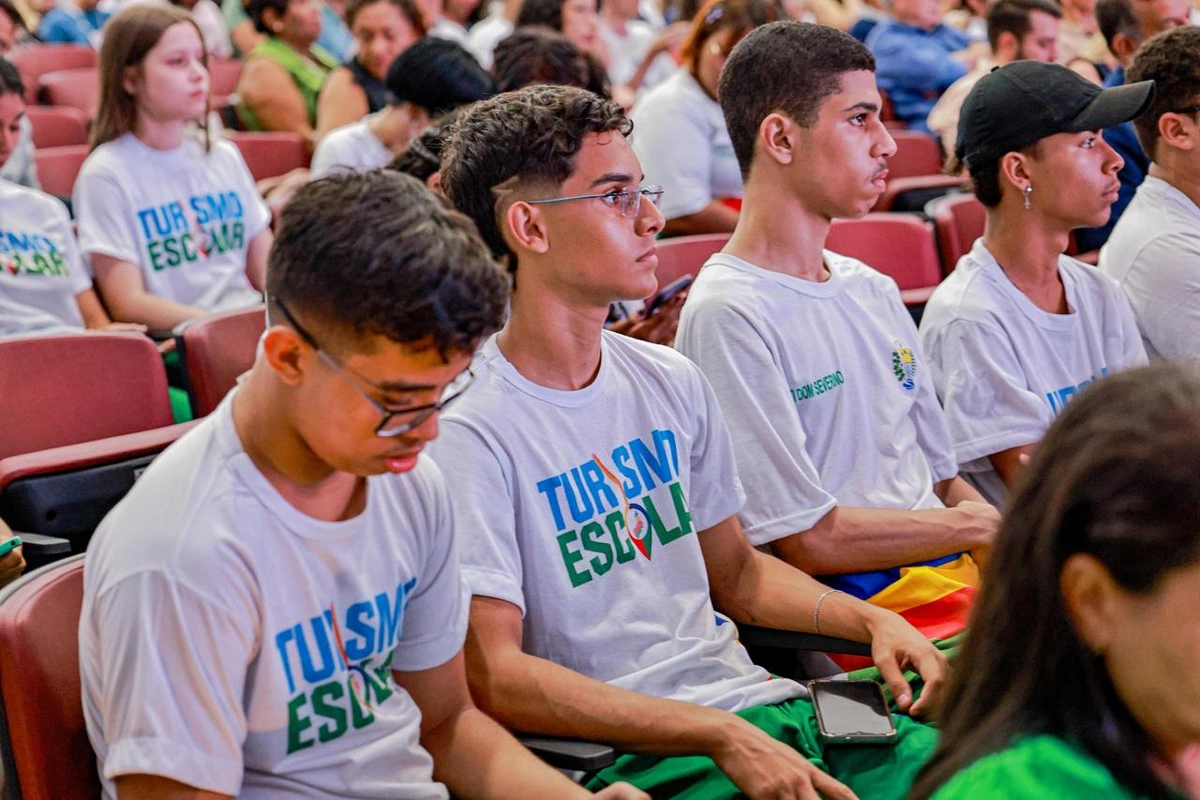 Jovens na abertura da FETUR