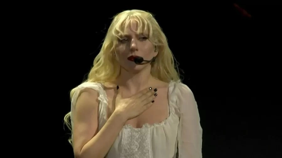 Lady Gaga chorando após ler carta e ser ovacionada por fãs brasileiros
