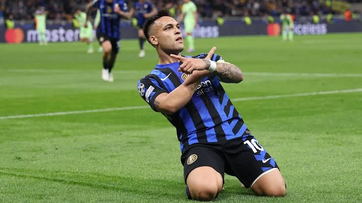 Lautaro Martínez comemorando gol contra o Barcelona no San Ciro.