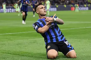 Lautaro Martínez comemorando gol contra o Barcelona no San Ciro. (Foto: Imagem do Google)
