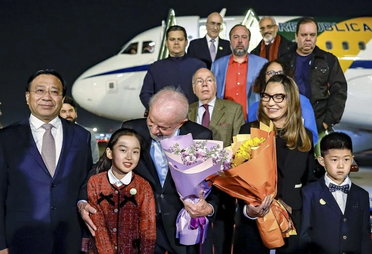 Lula, a primeira dama Janja e delegação brasileira desembarcam em Pequim, na noite de sábado