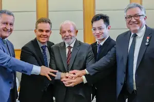 Lula, Padilha e Rui Costa celebram acordos na área de Saúde (Foto: Ricardo Stuckert / PR)