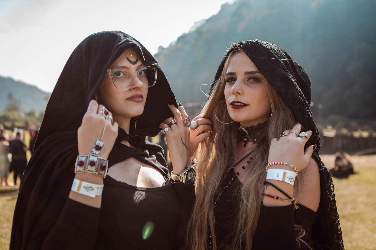 Malu Marques e Patrícia Coelho, bruxas no 20º encontro de magia em Paranapiacaba