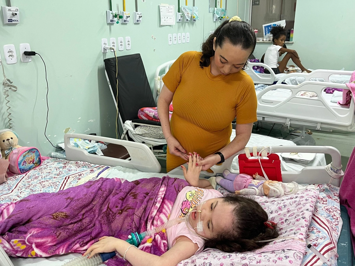 Maria Irene da Silva, de 34 anos, abdicou de tudo na vida para cuidar da filha, Maria Irislene, que desde 2012