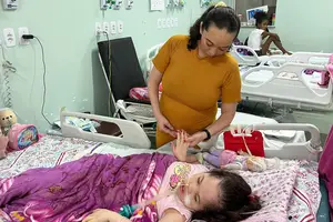 Maria Irene da Silva, de 34 anos, abdicou de tudo na vida para cuidar da filha, Maria Irislene, que desde 2012 (Foto: Reprodução)