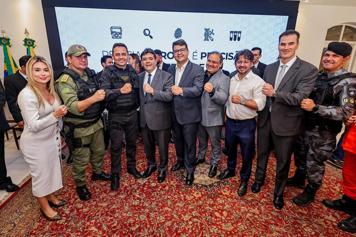 Membros das Forças de Segurança com o Governador Rafael Fonteles