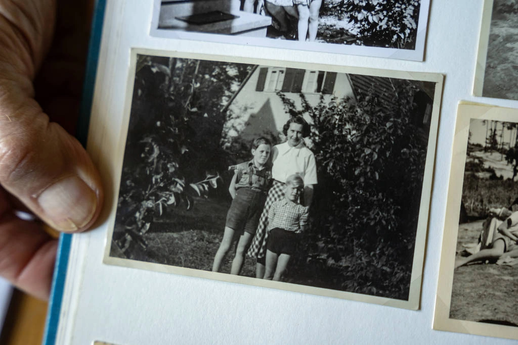 Michael Joachim, em uma foto com sua mãe e irmão na casa que vive em Krumme Lanke, na Alemanha