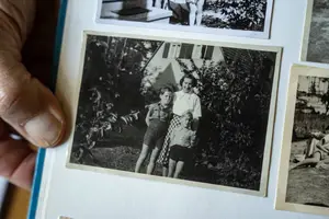 Michael Joachim, em uma foto com sua mãe e irmão na casa que vive em Krumme Lanke, na Alemanha (Foto: Patrick Junker - 8.mai.25/The New York Times)