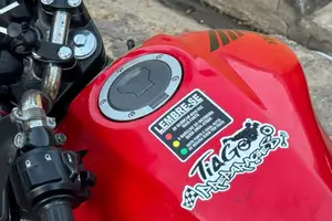 Moto apreendida vejam os dizeres no tanque do veículo (Foto: SSP-PI)