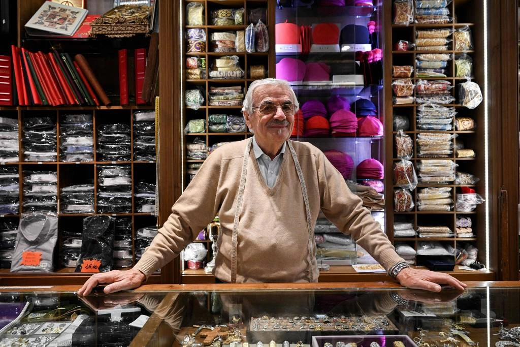 O alfaiate italiano Raniero Mancinelli, de 86 anos, posa em sua loja no bairro Borgo Pio, próximo ao Vaticano