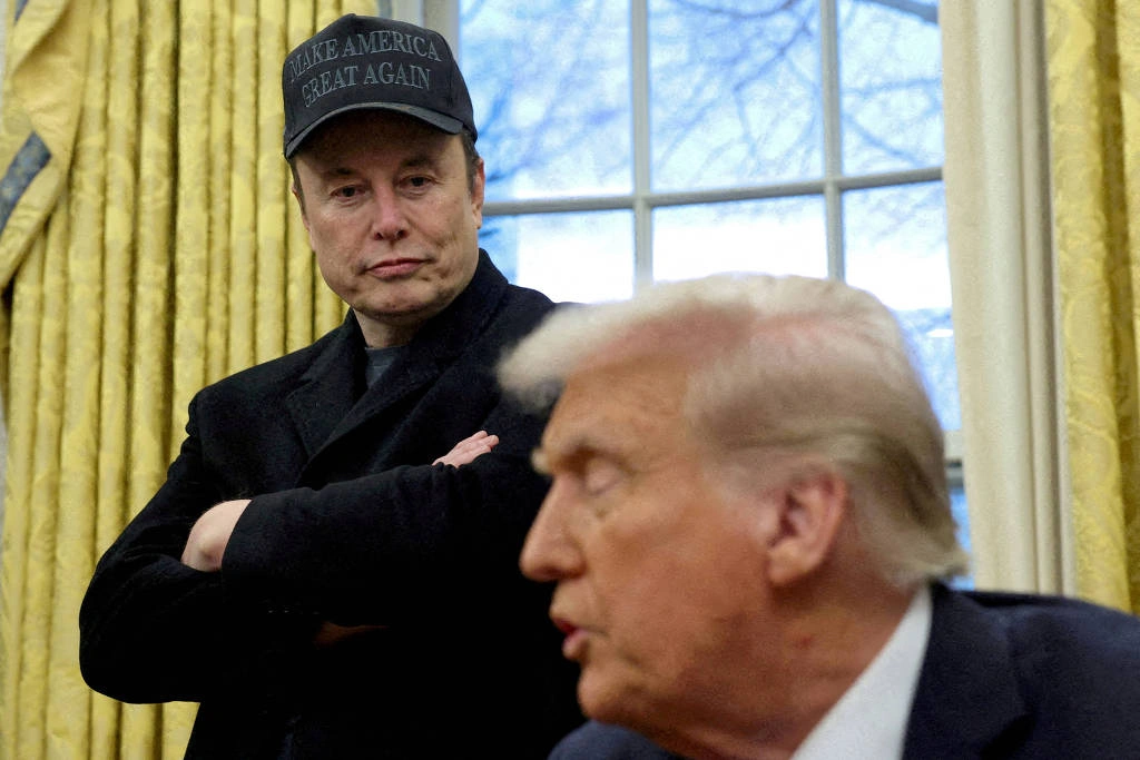 O bilionário Elon Musk ouve fala do presidente dos EUA, Donald Trump, durante conversa com a imprensa na Casa Branca, em Washington