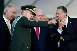 O comandante do Exército, general Tomás Paiva, em conversa com o presidente Lula, o ministro da Defesa, José Mucio Monteiro, e o presidente do STF, ministro Luís Roberto Barroso (Foto: Pedro Ladeira)