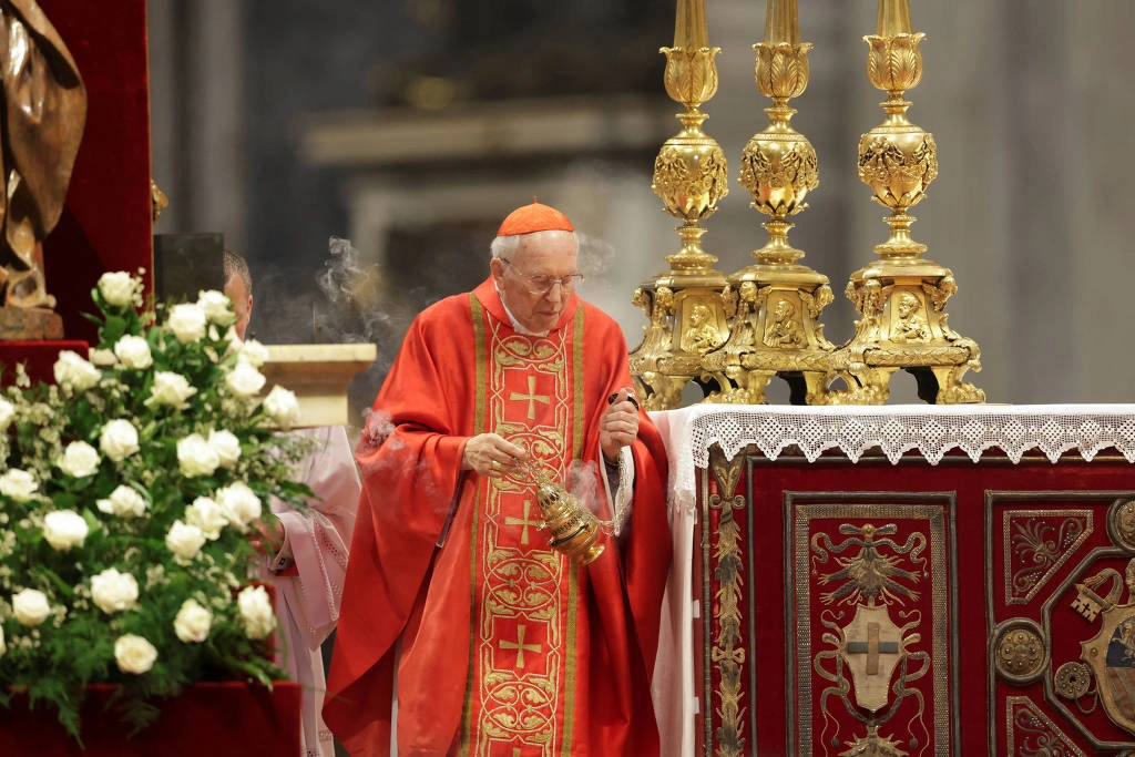 O decano do Colégio Cardinalício, Giovanni Battista Re, preside a missa celebrada para a eleição do novo papa, na Basílica de São Pedro, no Vaticano