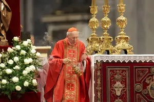O decano do Colégio Cardinalício, Giovanni Battista Re, preside a missa celebrada para a eleição do novo papa, na Basílica de São Pedro, no Vaticano (Foto: Murad Sezer/Reuters)