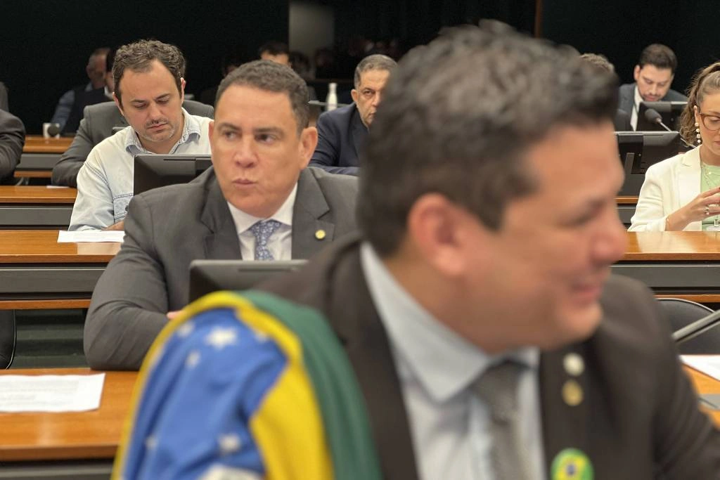 O deputado Glauber Braga (PSOL-RJ), ao fundo, na sessão do Conselho de Ética que analisou a suspensão do mandato de Gilvan da Federal (PL-ES), em primeiro plano