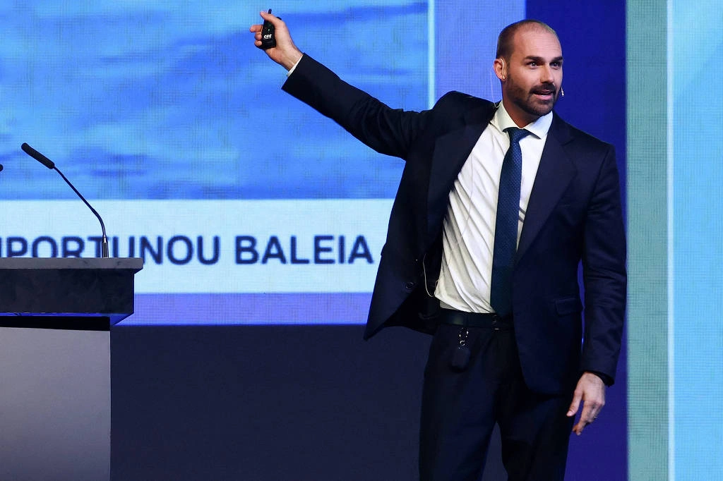 O deputado licenciado Eduardo Bolsonaro, durante evento na Argentina, em 2024