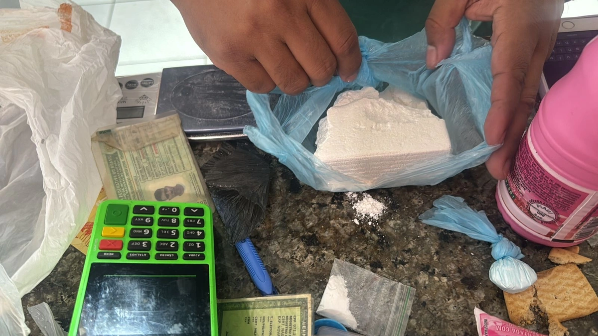 O foco na distribuição de drogas em bares durante a noite.