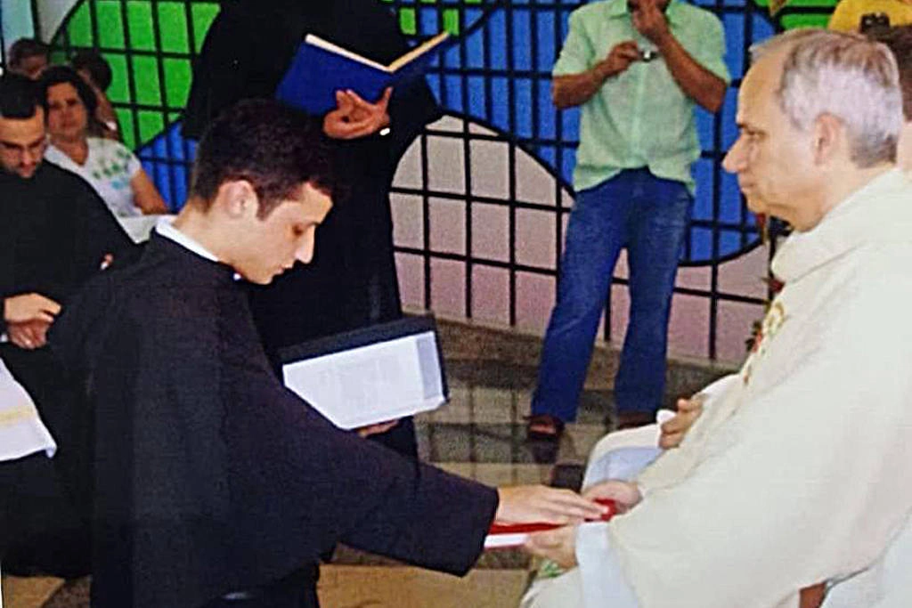 O frei Jeferson Felipe Cruz em profissão solene na presença de Robert Francis Prevost, em 2012, no Brasil