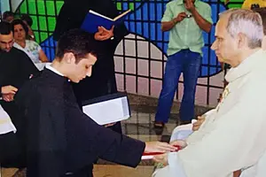O frei Jeferson Felipe Cruz em profissão solene na presença de Robert Francis Prevost, em 2012, no Brasil (Foto: Província da Consolação)
